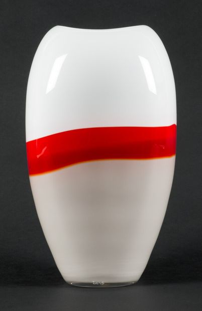 null Carlo Moretti (1934-2008)

Vase moderniste en verre blanc rouge et gris 

Signé-...