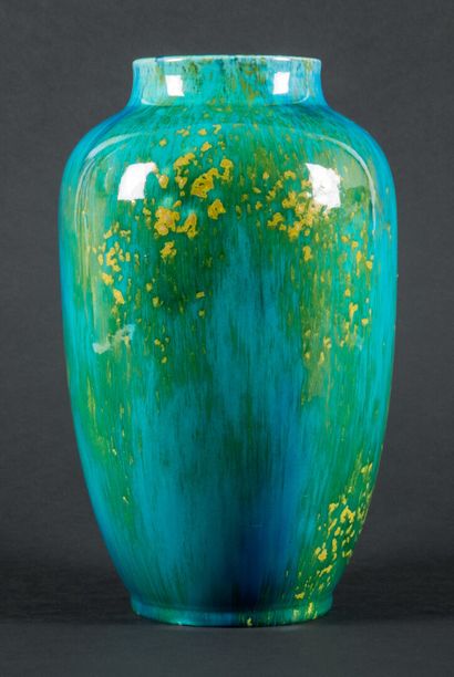 null SEVRES 

Vase in earthenware in blue-green cameo and yellow coulures. 

Beginning...