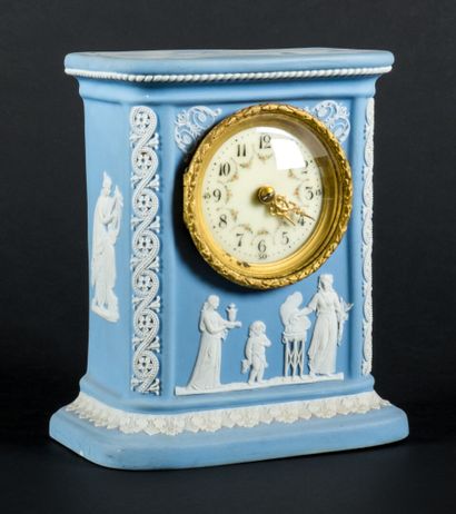 null WEDGWOOD

Small clock in cookie.

About 1900

H : 15 cm