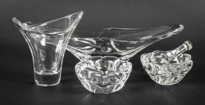 null DAUM FRANCE 

Set including a cup, a vase, an ashtray and a mortar in crystal,...