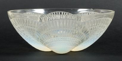 null LALIQUE René (1860-1945) cup model "Coquilles" of circular form out of moulded-pressed...