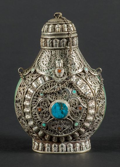 null Important stone snuff bottle in imitation of jade, silver and stone setting.

Work...