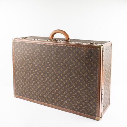 null 
Louis VUITTON, Paris "Alzer

Important rigid suitcase in monogrammed canvas,...