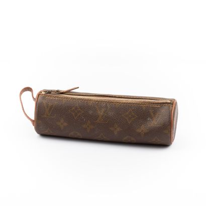 null LOUIS VUITTON- Paris

Golf ball case in Monogram canvas and natural leather,...