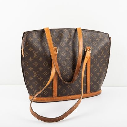 null 
Louis VUITTON, Paris "Babylone

Shoulder bag in monogrammed canvas and natural...