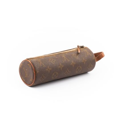 null LOUIS VUITTON- Paris

Golf ball case in Monogram canvas and natural leather,...