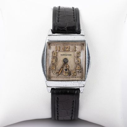 null 
HARWOOD 




Montre d'homme, boitier tonneau acier, mouvement mécanique 




signé...