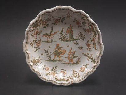 null Moustiers

Round bowl with edge contourned out of earthenware with decoration...