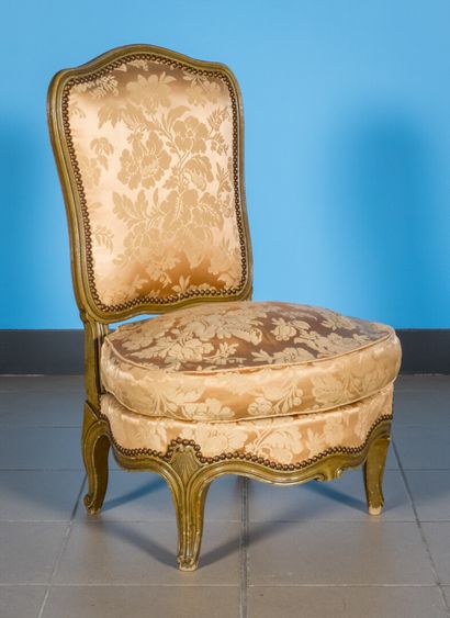 null Chauffeuse in molded lacquered wood, backrest, curved legs. Parma silk trim...