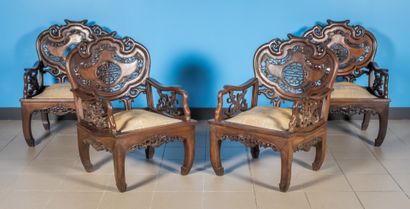 null Suite de quatre fauteuils en bois exotique sculpté, le dossier ajouré à décor...