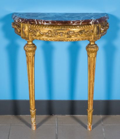 null Carved and gilded wood half-moon bracket.

Marble top.

Louis XVI style

H :...
