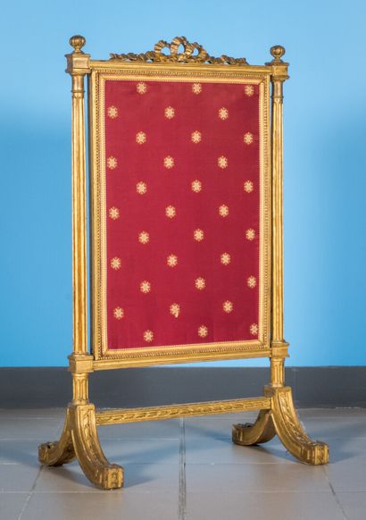 null Gilded wood mantel screen decorated with detached columns and topped with a...