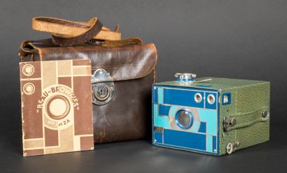 null KODAK - Beau Brownie

Double-lens camera, blue cameo front, green metal body...