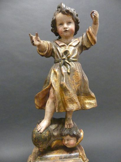 null Enfant Jésus en bois sculpté en ronde-bosse, polychromé et doré. Debout sur...