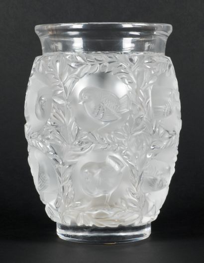 null LALIQUE FRANCE

A Bagatelle vase in pressed molded crystal with birds in medallions...