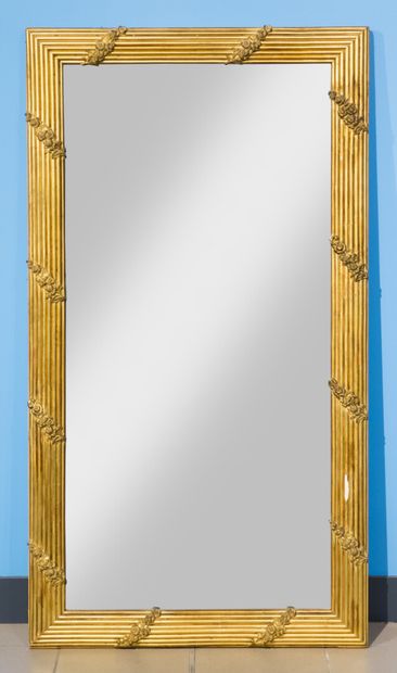 null Large rectangular mirror, large fluted frame in gilded wood surrounded by flowery...