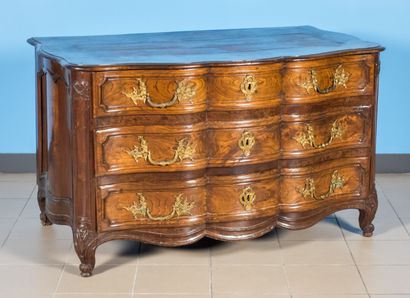 null Chest of drawers in elm and walnut opening by three drawers on three rows. 

18th...