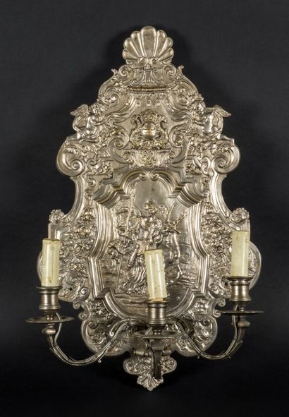 null Suite de quatre appliques à trois lumières en bronze argenté à décor de divinités...