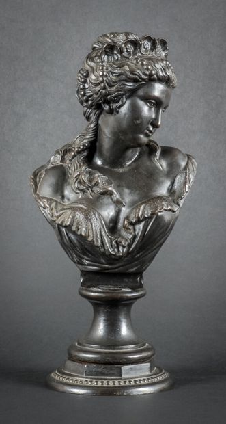 null FRENCH SCHOOL early 20th century

Bust of a woman

Subject in bronze pearled

H...