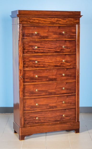 null Large mahogany veneer semainier with seven drawers condemned by two posts on...