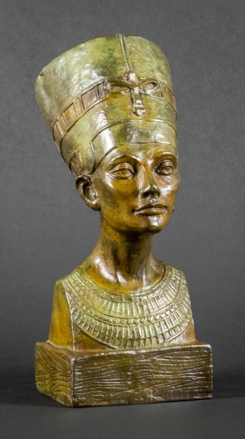 Bust of Queen Nefertiti

Subject in bronze,...
