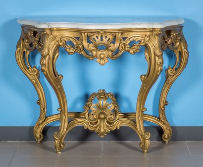 null Carved and gilded wood console decorated with acanthus leaves and shells. The...