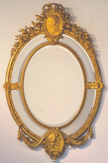 null Important oval mirror with glazing decorated with profiles in medallions, garlands...