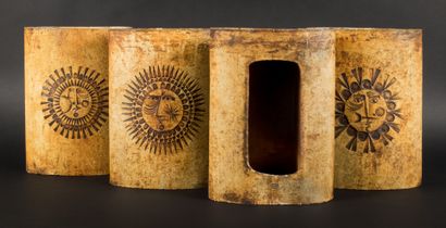 null Roger CAPRON (1922-2006)

Sun face

Suite of four sconces in stoneware and prints.

Stamp...