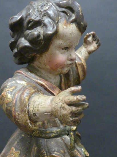 null Enfant Jésus en bois sculpté en ronde-bosse, polychromé et doré. Debout sur...