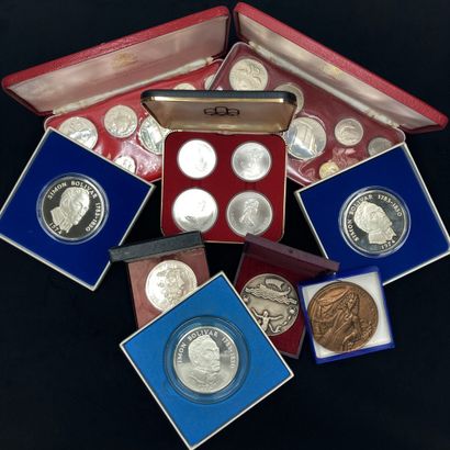 null Lot composed of 7 boxes including silver coins flowers of Panama corners and...