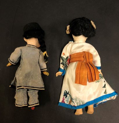 null Lot de deux petites poupées de type asiatique, tête porcelaine dont l'une SCHOENAU...