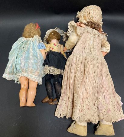 null Lot de quatre poupées anciennes et compositions diverses dont :

- RAYNAL :...