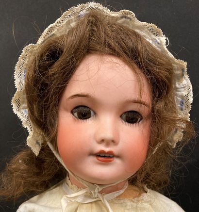 null Lot de trois poupées anciennes, tête porcelaine en état d'usage avec restaurations,...