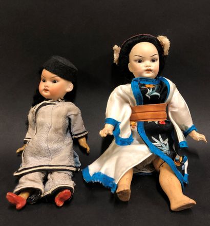 Lot de deux petites poupées de type asiatique,...