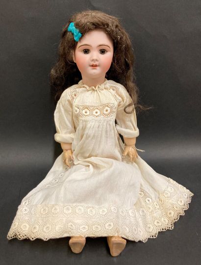 null Lot de deux poupées anciennes à tête porcelaine : 

- Grande poupée DEP SIMON...