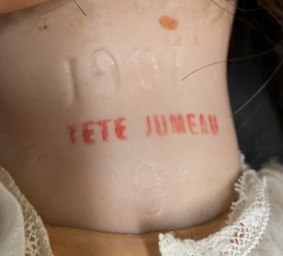 null Bébé JUMEAU, marqué au tampon rouge "Tête Jumeau" et "1907" en creux.

Yeux...