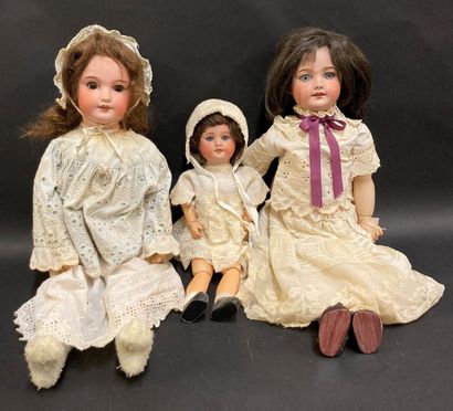 Lot de trois poupées anciennes, tête porcelaine...