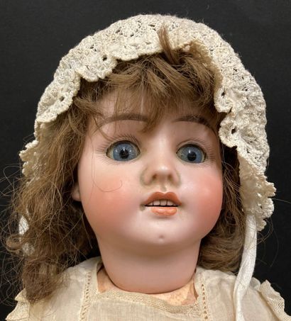 null Lot de deux poupées anciennes à têtes porcelaine :

- FLEISCHMANN, yeux fixes...