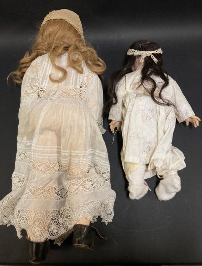 null 
Lot de deux poupées de fabrication allemande à tête porcelaine. 

- SIMON-HALBIG,...