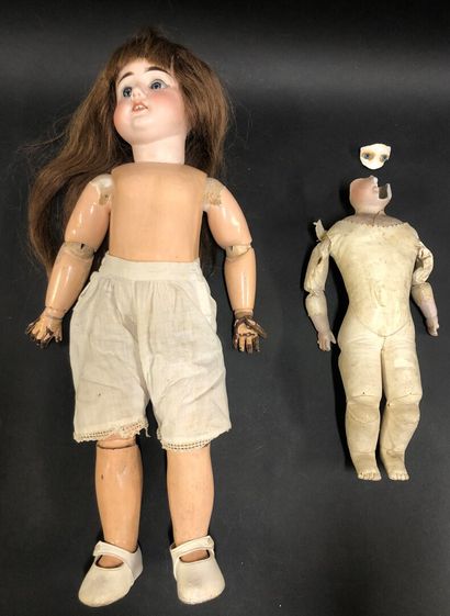 Lot comprenant poupée hybride, tête porcelaine...