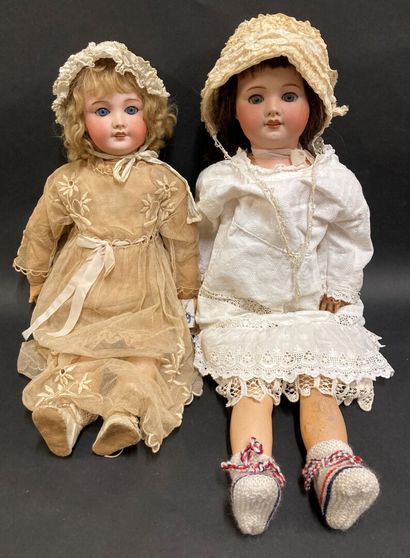 Lot de deux poupées françaises, tête porcelaine,...