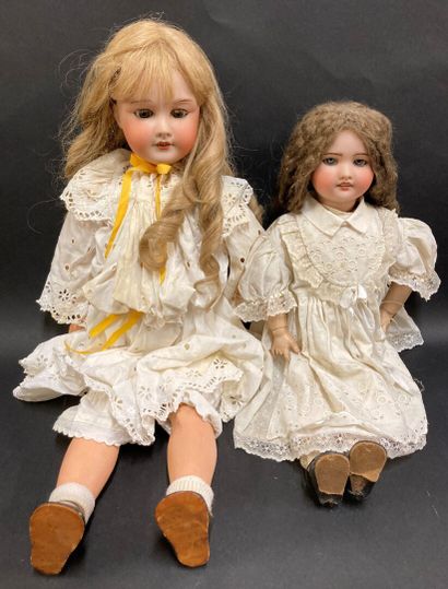 Lot de deux poupées anciennes, têtes porcelaine,...