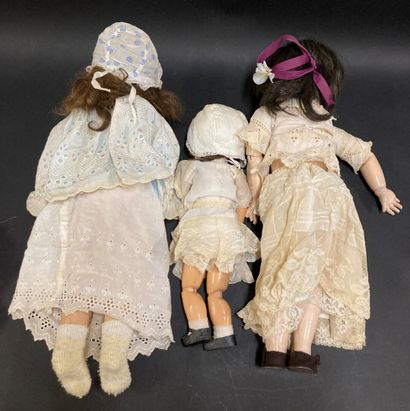 null Lot de trois poupées anciennes, tête porcelaine en état d'usage avec restaurations,...