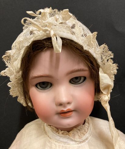 null Lot de deux poupées anciennes à tête porcelaine : 

- Grande poupée DEP SIMON...