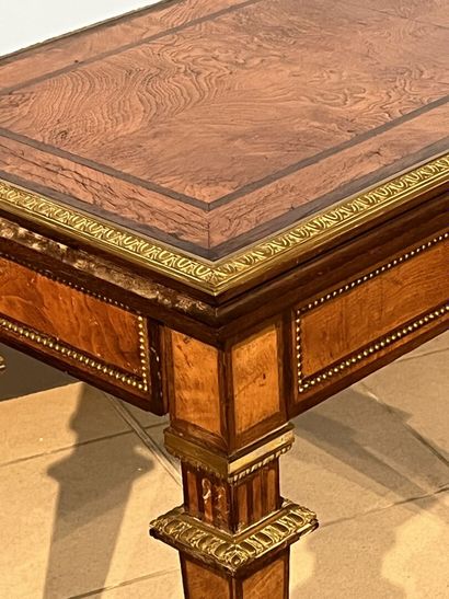 null Table à jeux en placage de bois et bronze doré.

Style Louis XVI

H : 77 - L...