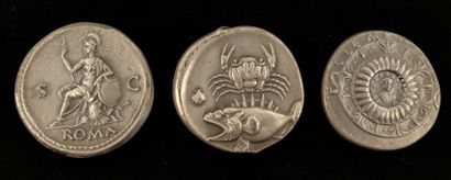 null Ensemble de trois médailles en argent figurant des monnaies anciennes

Datées...
