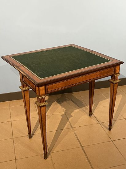 null Table à jeux en placage de bois et bronze doré.

Style Louis XVI

H : 77 - L...