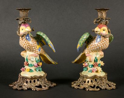 null Pair of candlesticks in polychrome earthenware decorated with parakeets, metal...