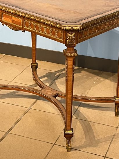 null Writing table in marquetry and leather top.

Beautiful ornamentation of gilt...