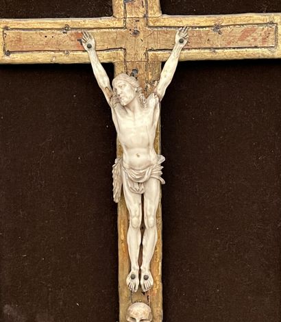 null Crucifix in bone, gilded wood frame.

Late 18th-early 19th century.

50 x 29...